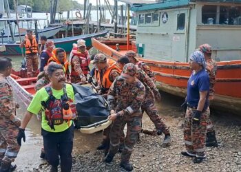 ANGGOTA Pasukan penyelamat mengusung mayat dipercayai lelaki yang terjun dari Jambatan Buki Kuang, Kemaman, hari ini. - UTUSAN/NIK NUR IZZATUL HAZWANI NIK ADNAN