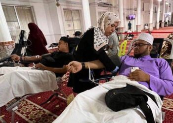 SEBAHAGIAN daripada jemaah yang menderma darah di Masjid Abidin, Kuala Terengganu, malam tadi. - UTUSAN/KAMALIZA KAMARUDDIN