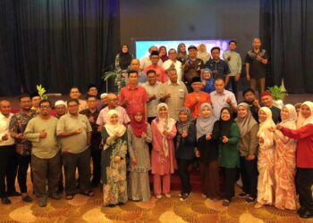 AHMAD Said bergambar bersama pengamal media yang hadir pada majlis berbuka puasa Ketengah bersama media Terengganu di Kuala Nerus, malam tadi. - KAMALIZA KAMARUDDIN