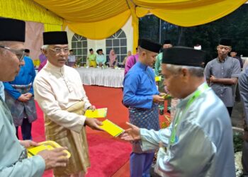 AL-SULTAN ABDULLAH Ri’ayatuddin Al-Mustafa Billah Shah (dua dari kiri) menganugerahkan sumbangan kepada asnaf sempena perasmian Masjid Annur di Kampung Bukit Lada di Maran, Pahang. - UTUSAN/SALEHUDIN MAT RASAD