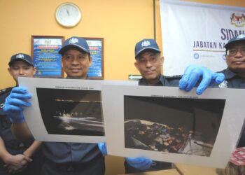 AMINUL IZMEER Mohd. Sohaimi (kanan) dan Timbalannya, Sharif Atip menunjukkan gambar PATI yang berjaya ditahan pihaknya dalam sidang akhbar di Kompleks Sultan Abu Bakar, Gelang Patah, Iskandar Puteri.