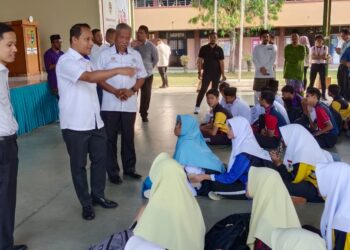 AZNAN Tamin (dua dari kiri) bertanya khabar para pelajar semasa mengadakan lawatan ke SMK Tunku Abdul Rahman Putra, Kulai.