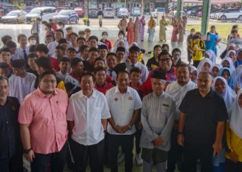 AZNAN Tamin (lima dari kiri) bergambar bersama-sama guru-guru dan pelajar ketika  mengadakan lawatan ke SMK Tunku Abdul Rahman Putra, Kulai.