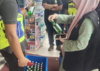 PEGAWAI penguat kuasa MPS, PDRM, Jabatan Agama Islam Daerah Segamat dan KPDN menemukan minuman keras yang tidak diasingkan daripada minuman biasa di KK Supermart cawangan Jementah, Segamat.