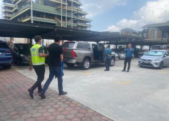 SEORANG pengurus besar dan pengurus pengeluaran sebuah kilang di kawasan perindustrian Pasir Gudang ditahan bagi membantu siasatan kes pencemaran Sungai Tukang Batu, Pasir Gudang.