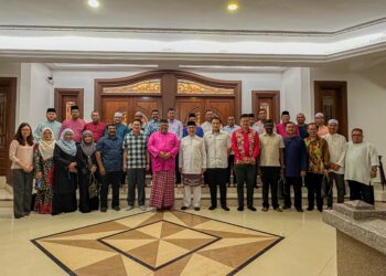 AB. RAUF Yusoh bersama kepemimpinan pada Majlis Moreh Bersama Pemimpin Kerajaan Perpaduan Melaka di Seri Bendahara, Ayer Keroh, Melaka. - UTUSAN/AMRAN MULUP