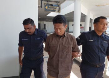 TERTUDUH dihadapkan ke Mahkamah Majistret, Ayer Keroh, Melaka atas pertuduhan melakukan khianat terhadap kereta bekas isterinya. - UTUSAN/MUHAMMAD SHAHIZAM TAZALI