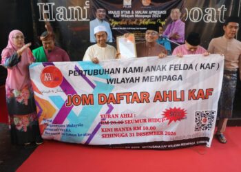 PENGERUSI Kami Anak Felda (KAF) Kebangsaan, Datuk Amizar Abu Adam (tiga dari kanan) menyampaikan sijil pelantikan Pengerusi KAF Felda Lembah Klau, Raub kepada Abdullah Abu Bakar (tiga kiri) di Temerloh, Pahang. - FOTO/SALEHUDIN MAT RASAD