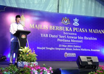 ANWAR Ibrahim ketika berucap pada Majlis Berbuka Puasa Madani Negeri Pahang di Masjid Tengku Ampuan Afzan di Kuantan, Pahang.