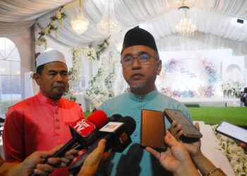 ADLY Zahari bercakap kepada pemberita pada Majlis Berbuka Puasa Parlimen Alor Gajah di Dataran Gangsa, Alor Gajah, Melaka. - UTUSAN/AMRAN MULUP