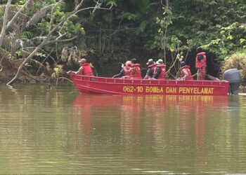 PASUKAN penyelamat sedang menyusuri sungai dalam operasi pencarian Sary Tolos yang dilaporkan hilang ketika menjala ikan di Sungai Mati, Bukit Rangin di Kuantan, Pahang. - UTUSAN/DIANA SURYA ABD WAHAB