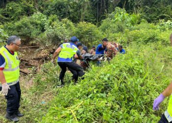 MAYAT mangsa ditemukan kira-kira 300 meter daripada lokasi dilaporkan hilang di Sungai Mati, Tanjung Putus, Bukit Rangin di Kuantan, Pahang. - UTUSAN/DIANA SURYA ABD WAHAB