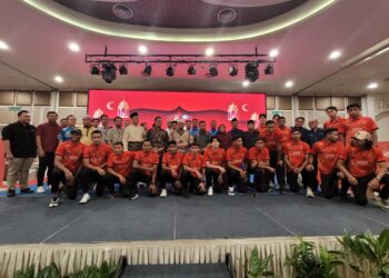BARISAN pemain Kelantan Darul Naim FC bersama pengurusan dan penaja pasukan pada Majlis Iftar Jamaie dan Pelancaran Penjenamaan Semula pasukan di Kota Bharu, Kelantan malam tadi.-UTUSAN/MUSTAQIM MOHAMED.
