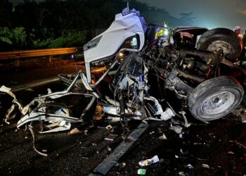KEADAAN salah sebuah lori yang remuk dalam kemalangan membabitkan tiga kenderaan di Kilometer 329.8, LPT2, berhampiran Kerteh, Kemaman, hari ini.