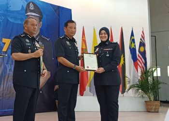 YAHAYA Othman (tengah) menyampaikan sijil penghargaan kepada 31 penerima sempena sambutan peringatan Hari Polis ke-217 peringkat Kontinjen Pahang di Dewan Badminton, Kompleks Logistik Polis Diraja Malaysia (PDRM) Alor Akar di Kuantan. - FOTO/NORHAFIZAN ZULKIFLI