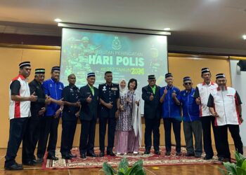 WAN MOHD. ZAHARI Wan Busu (enam dari kiri) ketika sambutan Hari Polis ke-217 peringkat daerah di Indera Mahkota, Kuantan, Pahang. - FOTO/NORHAFIZAN ZULKIFLI