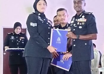 M. KUMAR menyampaikan surat perhargaan kepada salah seorang anggota polis sempena Sambutan Peringatan Hari Polis Ke-217 Peringkat Negeri Johor di IPK Johor, Johor Bahru.