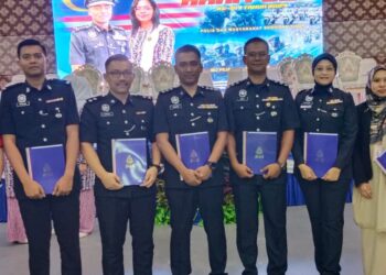 PEGAWAI dan anggota polis yang menerima surat perhargaan daripada M. Kumar sempena Sambutan Peringatan Hari Polis Ke-217 Peringkat Negeri Johor di IPK Johor, Johor Bahru.