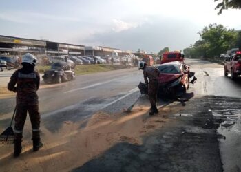 ANGGOTA bomba menjalankan kerja  pembersihan jalan menggunakan habuk kayu akibat kemalangan membabitkan 11 kenderaan di Lebuhraya Pasir Gudang, Johor Bahru.