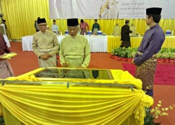 AL-SULTAN ABDULLAH Ri’ayatuddin Al-Mustafa Billah Shah (tengah) menandatangani plak perasmian Masjid Al-Muhajirin Kampung Pantos di Lipis, Pahang. - UTUSAN/SALEHUDIN MAT RASAD