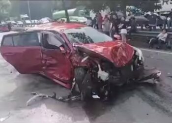 ANTARA kenderaan yang rosak dalam kemalangan melibatkan 12 buah kenderaan di Lebuhraya Pasir Gudang, Johor Bahru.