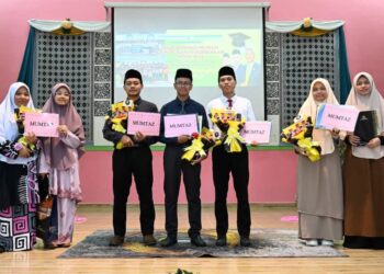 NIK Abdullah Hanif Nik Mohd.  Akbari (tengah) bersama enam lagi pelajar cemerlang STAM Terengganu 2023 pada sesi pengumuman di SMAASZA, Kuala Terengganu, hari ini. - UTUSAN/KAMALIZA KAMARUDDIN