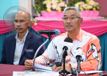JELANI Sulong (kanan) mengadakan sidang akhbar pada majlis pengumuman keputusan STAM 2023 di Kuala Terengganu, hari ini. - UTUSAN/KAMALIZA KAMARUDDIN