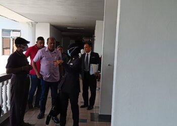 TERTUDUH mengaku bersalah di Mahkamah Sesyen, Ayer Keroh, Melaka atas pertuduhan memiliki barang berjadual iaitu minyak masak dan gula melebihi kuantiti dibenarkan.