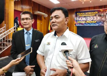 RAHMAD Mariman bercakap kepada pemberita dalam sidang akhbar selepas Majlis Keputusan Rasmi Peperiksaan STAM 2023 Melaka di Bukit Baru, Melaka. - UTUSAN/MUHAMMAD SHAHIZAM TAZALI
