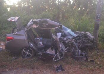 KEADAAN kereta Proton Saga yang remuk akibat pertembungan dengan sebuah lori di Kilometer 29 Jalan Jerantut-Temerloh di Temerloh, Pahang. - FOTO/IPD TEMERLOH