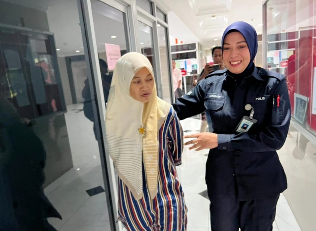Wanita mengaku tidak bersalah curi barang di pasar raya Wanita mengaku tidak bersalah curi barang di pasar raya