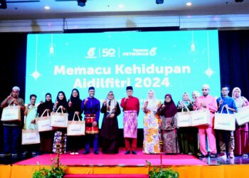 WAN ROSDY Wan Ismail (tengah) hadir Majlis Pelancaran Peringkat Kebangsaan Memacu Kehidupan Hari Raya Aidilfitri 2024 anjuran Petronas di Hotel Grand Darul Makmur di Kuantan, Pahang. - FOTO/SHAIKH AHMAD RAZIF