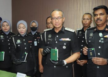 BAHARUDDIN Tahir (dua dari kanan) bersama pegawai penyiasat menunjukkan passport warga India dan Pakistan yang dirampas dipercayai menggunakan cop palsu dalam sidang media di Pejabat Imigresen di Setia Tropika, Johor Bahru.