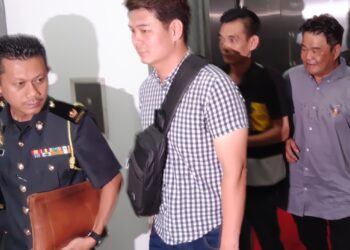 TIGA individu, Chia Vui Shan (dua dari kiri) Tan Hock Lai (dua dari kanan) dan Wong Wai Heng (kanan) didakwa di Mahkamah Sesyen Johor Bahru atas pertuduhan membuang sisa pepejal pembinaan di tapak tidak dibenarkan di Pontian.