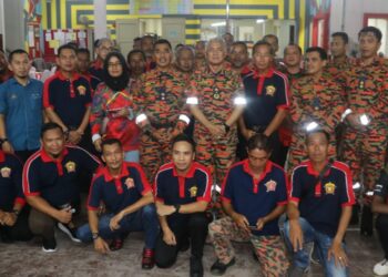 WAN MOHAMMAD ZAIDI Wan Isa (tengah) bersama anggota Pasukan Bomba Sukarela (PBS) selepas Taklimat Berkaitan Response Time Zon 2 Pahang di Temerloh, Pahang. - UTUSAN/SALEHUDIN MAT RASAD