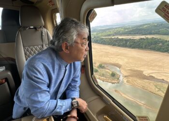 AL-SULTAN Abdullah Riayatuddin Al-Mustafa Billah Shah ketika berkenan meninjau keadaan Sungai Pahang yang semakin surut kesan dari fenomena El-Nino.