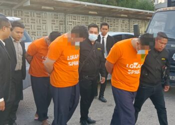 TIGA anggota polis dikenakan perintah tahanan reman selama empat hari oleh Mahkamah Majistret Johor Bahru bagi membantu siasatan kes meminta dan menerima rasuah daripada pemandu lori kelapa sawit, tahun lalu.