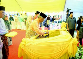 AL-SULTAN ABDULLAH Riayatuddin Al-Mustafa Billah Shah berkenan menandatangani plak perasmian Masjid Al Hidayah Alor Akar di Kuantan, Pahang. - FOTO/SHAIKH AHMAD RAZIF