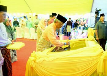AL-SULTAN ABDULLAH Riayatuddin Al-Mustafa Billah Shah berkenan menandatangani plak perasmian Masjid Al Hidayah Alor Akar di Kuantan, Pahang. - FOTO/SHAIKH AHMAD RAZIF