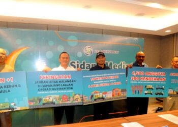 MOHD. NORLISAM Mohd. Nordin (tiga dari kiri) bersama pegawai kanannya menunjukkan slogan kerja SWM dalam sidang media di Hotel Holiday Inn, Johor Bahru.