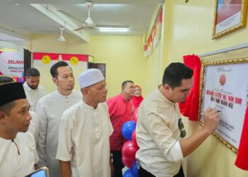 AKMAL Saleh (kanan) menandatangani plak perasmian Dewan Dato' Hj Nik Dir Bin Wan Ku di pejabat UMNO Marang di Marang, hari ini. - UTUSAN/ZAID MOHD. NOOR