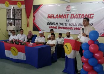 MUHAMMAD Akmal Saleh (kanan) berucap pada majlis perasmian Dewan Dato’ Haji Nik Dir Bin Wan Ku di Bangunan UMNO Bahagian Marang, di Marang, hari ini.