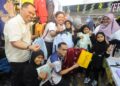 PETUGAS UDA menyantuni anak-anak asnaf membeli baju raya di Angsana Johor Bahru Mall, Johor Bahru.