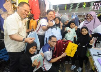 PETUGAS UDA menyantuni anak-anak asnaf membeli baju raya di Angsana Johor Bahru Mall, Johor Bahru.