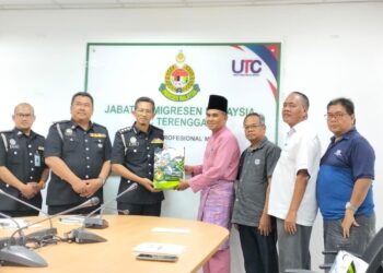 AZAHAR Abd. Hamid (tiga dari kiri) menerima cenderahati daripada Presiden Kawat, Ahmad Syafri Husnaini sempena majlis ramah mesra JIM Terengganu dan pengamal media di Kuala Terengganu, hari ini. -  UTUSAN/KAMALIZA KAMARUDDIN