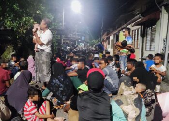 SEBAHAGIAN warga asing yang diperiksa dalam operasi bersepadu di 'perkampungan' masyarakat Rohingya yang terletak di Taman Jujur, Sikamat, Seremban, malam tadi.-UTUSAN/NOR AINNA HAMZAH.