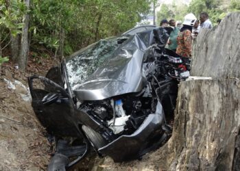 KEADAAN kereta Honda City yang remuk setelah terbabas dan terlanggar tunggul di kilometer 8 Jalan Persekutuan Jerantut-Temerloh di Temerloh, Pahang. - FOTO/IPD TEMERLOH