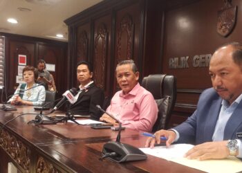 AMINUDDIN Harun (dua dari kanan) pada sidang akhbar selepas mempengerusikan Mesyuarat Mingguan Exco Kerajaan Negeri di Wisma Negeri, Seremban hari ini.-UTUSAN/NUR SHARIEZA ISMAIL