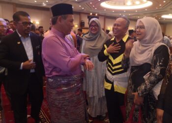 AMINUDDIN Harun (dua dari kiri) dan Adnan pada Majlis Perasmian Program Perhimpunan Penjawat Awam Negeri Sembilan bersama CUEPACS Tahun 2024 di Seremban hari ini.-UTUSAN/NUR SHARIEZA .