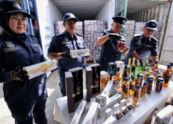 MOHAMAD Hafiz Ishak (dua dari kanan) menunjukkan minuman keras dan rokok putih yang disita pada sidang akhbar di Seremban, hari ini.-UTUSAN/MOHD. SHAHJEHAN MAAMIN.